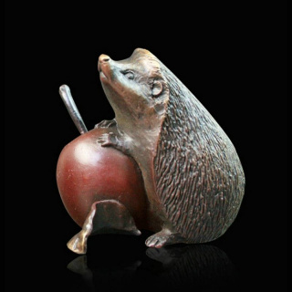 hedgehog_on_apple